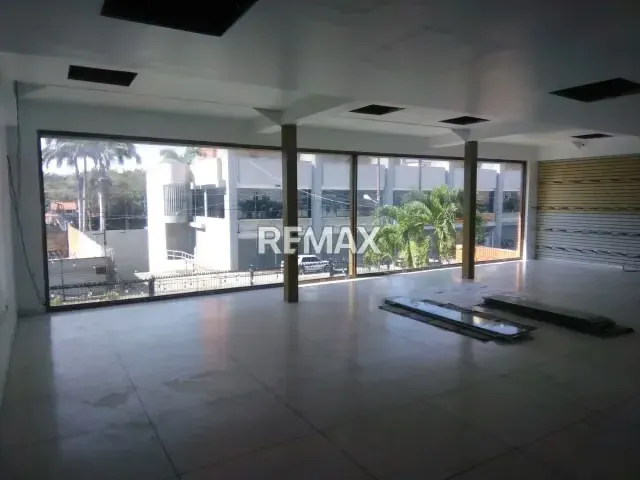 SE VENDE EDIFICIO COMERCIAL AV LARA - 4