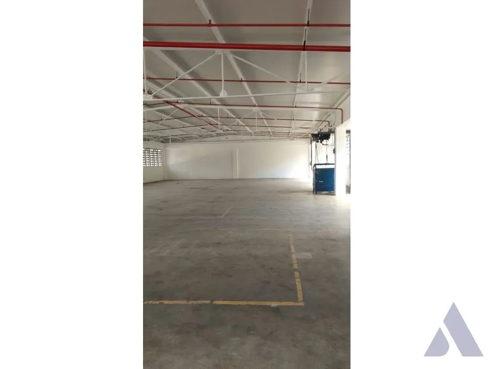Se vende local industrial 435m2 Boleita Sur 7736