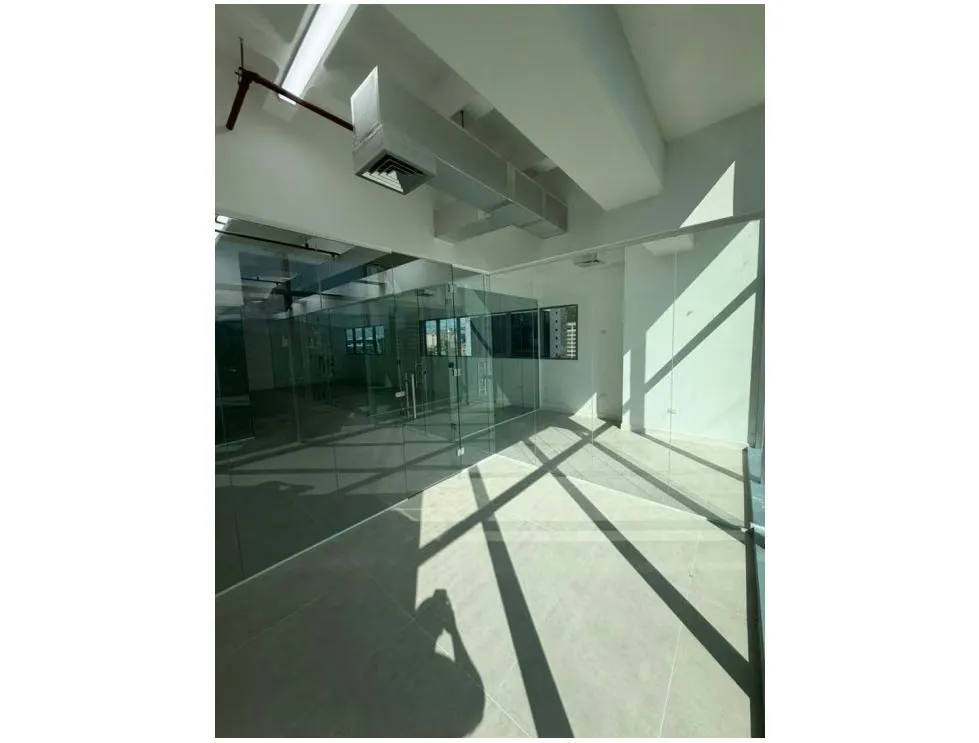 SE ALQUILA OFICINA EN LAS MERCEDES TORRE NEST
