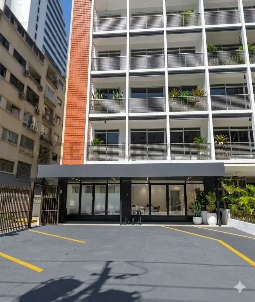En venta Local con depósitos en LPG, Chacao ($1.3M), 14 puestos. - 2