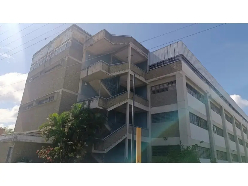 se vende locales en edificio industrial 1050m2 Guatire 9661
