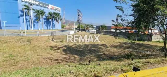 Ofrecemos en venta terreno con uso comercial e industrial