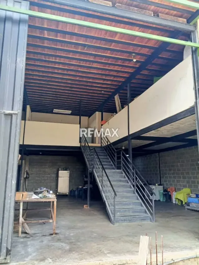 Se vende galpon de 600m² de nave y 2000m² de terreno en zona industrial I - 5
