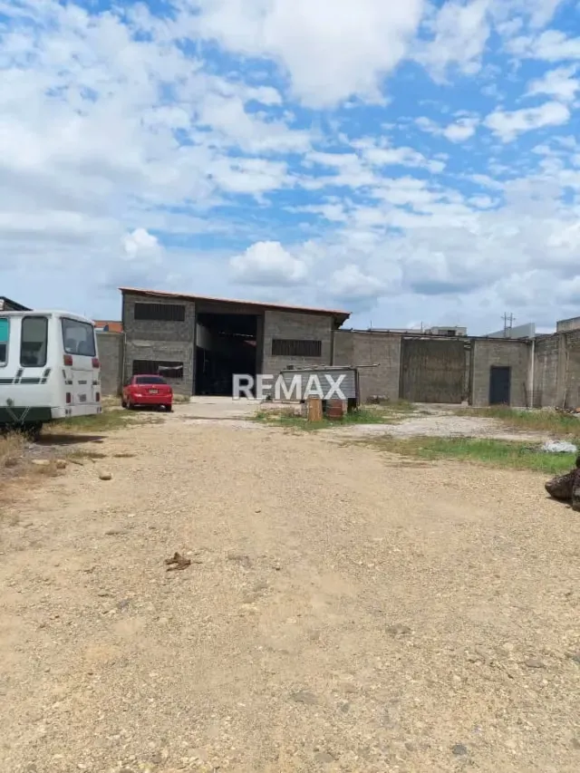 Se vende galpon de 600m² de nave y 2000m² de terreno en zona industrial I - 7