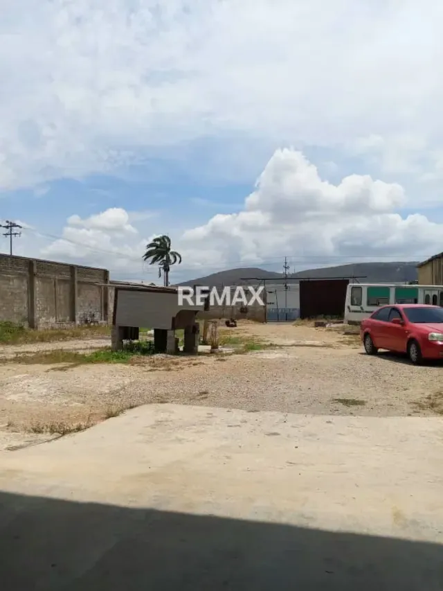 Se vende galpon de 600m² de nave y 2000m² de terreno en zona industrial I - 9