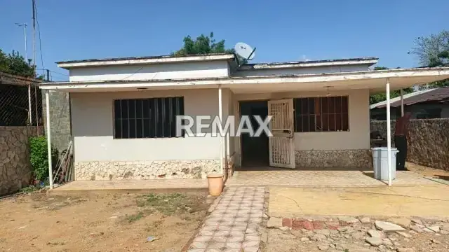 Casa comercial - Terreno en Sector Las Delicias. En venta