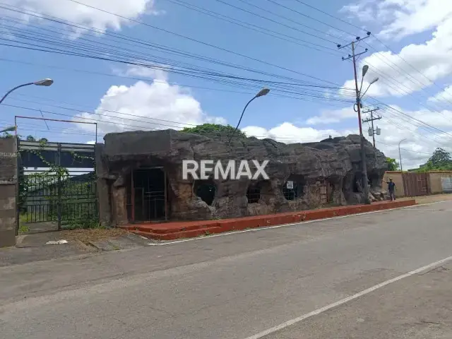 Vendo local comercial en Av Raúl Leoni , con bienechuraias de 945m2 diagonal a la agencia de carro toyomonagas
