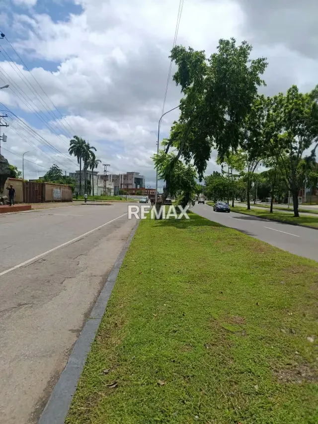 Vendo local comercial en Av Raúl Leoni , con bienechuraias de 945m2 diagonal a la agencia de carro toyomonagas - 4
