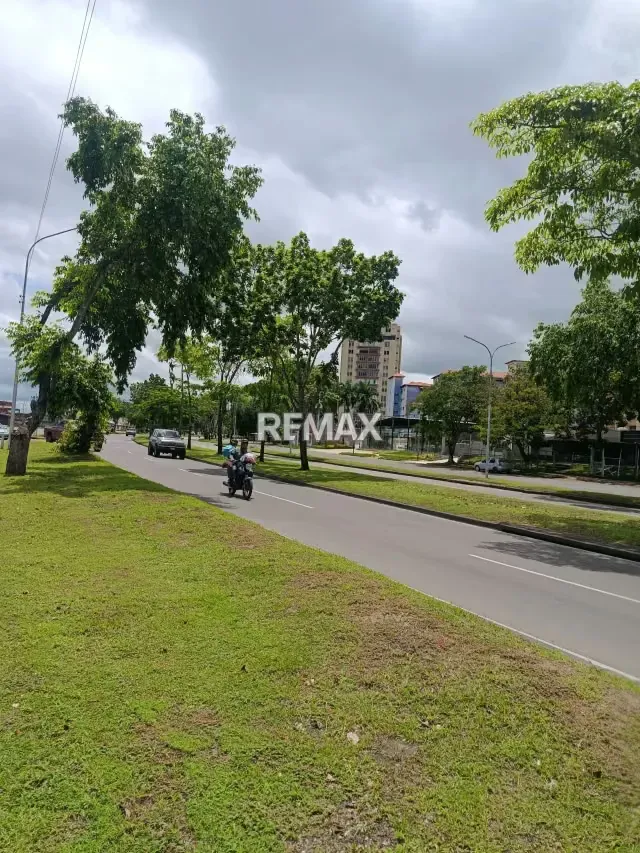 Vendo local comercial en Av Raúl Leoni , con bienechuraias de 945m2 diagonal a la agencia de carro toyomonagas - 5