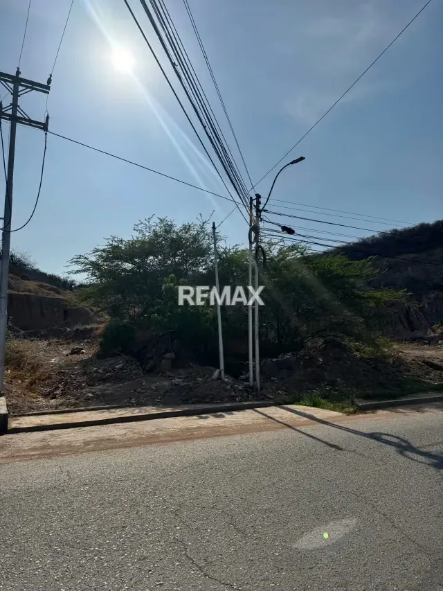 Se Vende Parcela de Terreno en la Av guzman Lander sector Colinas del Neveri Barcelona - 2