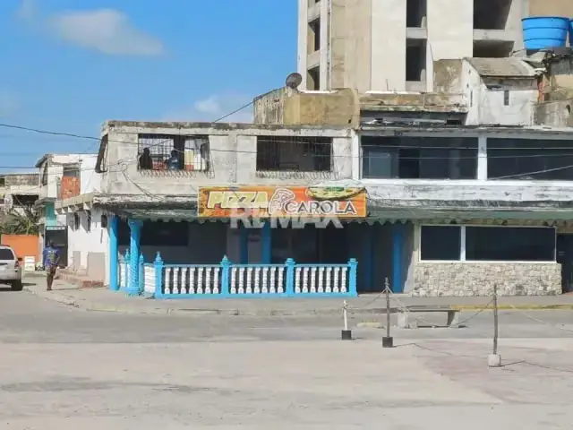 SE VENDE CASA CON FIN DE LOCALES COMERCIAL 180M2 FRENTE AL MALECON DE CHICHIRIVICHE FALCON