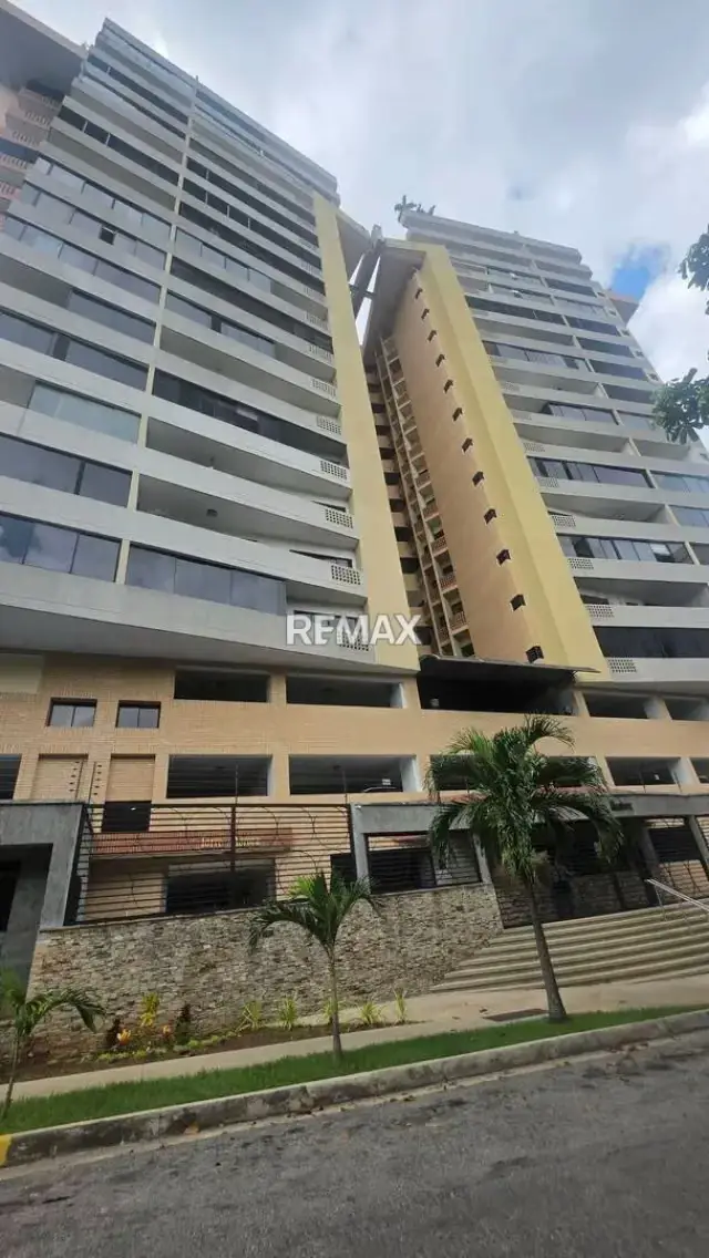 SE ALQUILA MODERNO APARTAMENTO EN LA URB. LAS CHIMENEAS