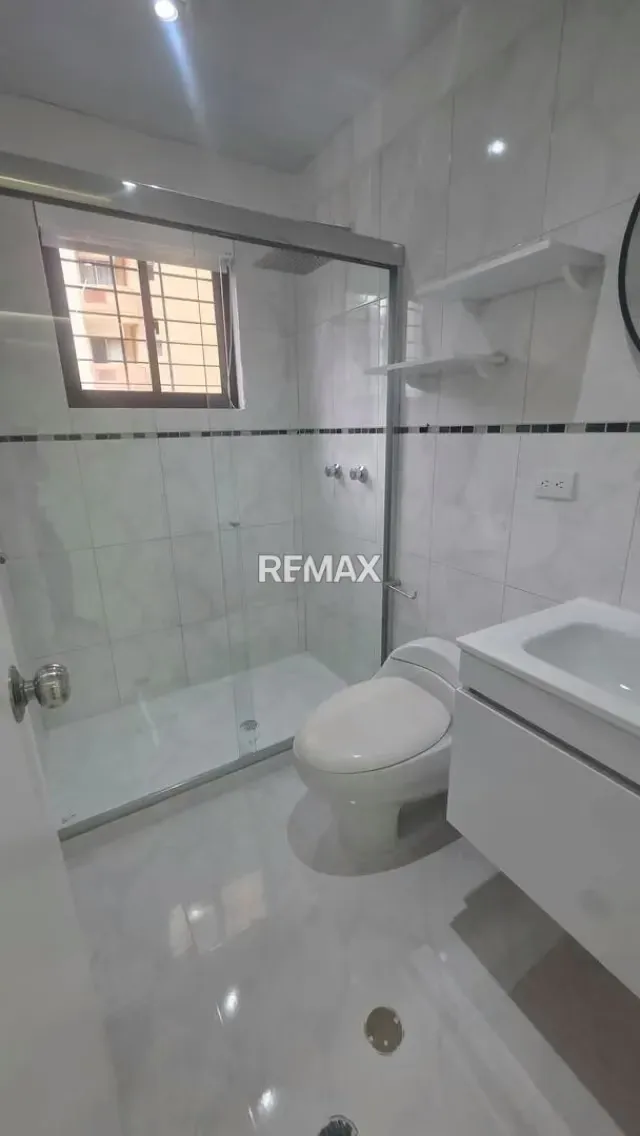 SE ALQUILA MODERNO APARTAMENTO EN LA URB. LAS CHIMENEAS - 11
