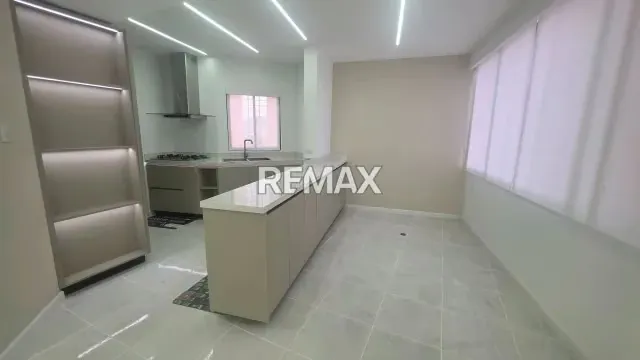 SE ALQUILA MODERNO APARTAMENTO EN LA URB. LAS CHIMENEAS - 5