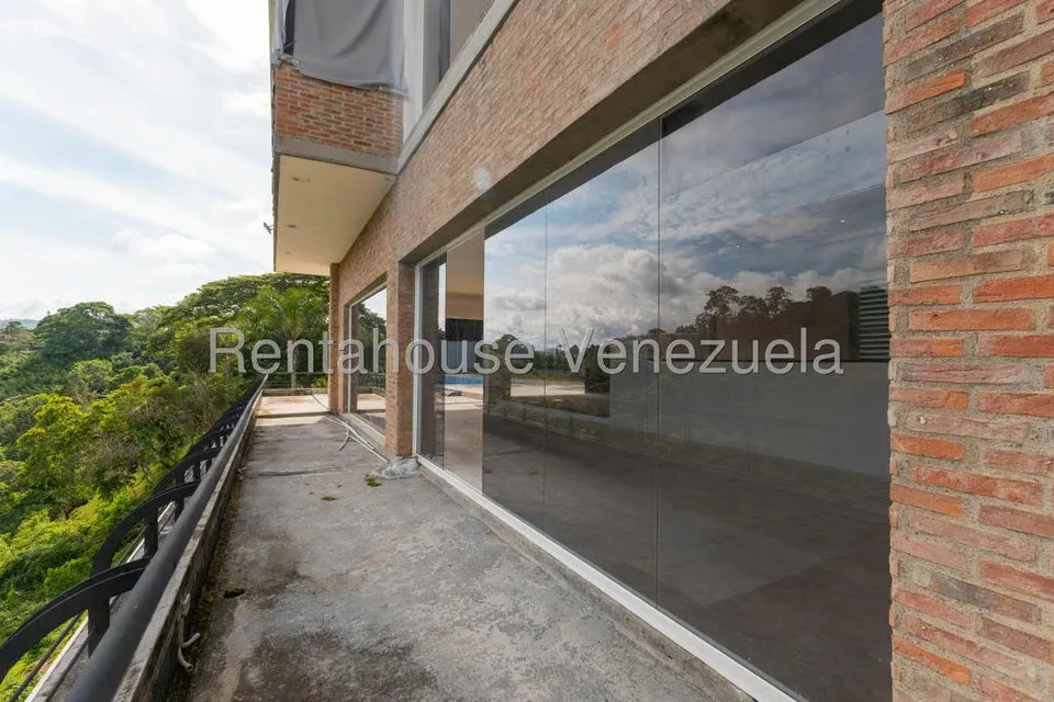 Casa (Multipes Niveles) en Venta en La Lagunita Country Club, Distrito Metropolitano - 75
