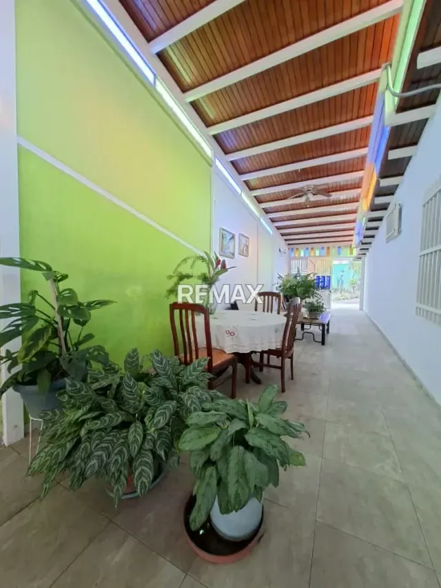 EN VENTA HERMOSA CASA-QUINTA EN URB. RORAIMA. LA MORITA 1 - 17