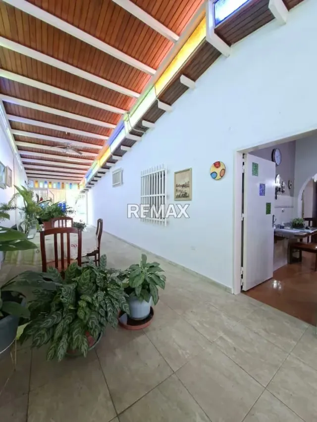 EN VENTA HERMOSA CASA-QUINTA EN URB. RORAIMA. LA MORITA 1 - 18