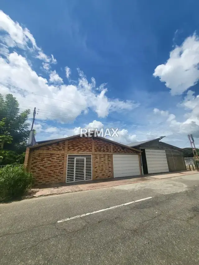 En Venta Hermosa Casa Quinta de dos plantas con Caney y amplio terreno ubicada en Guanare, Sector Quebrada de la Virgen, Av. Principal vía al Santuario, Sector La Mora, Guanare, Portuguesa, Venezuela