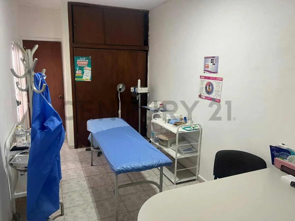 Casa comercial para instituto medico u oficinas en Los Rosales - 14