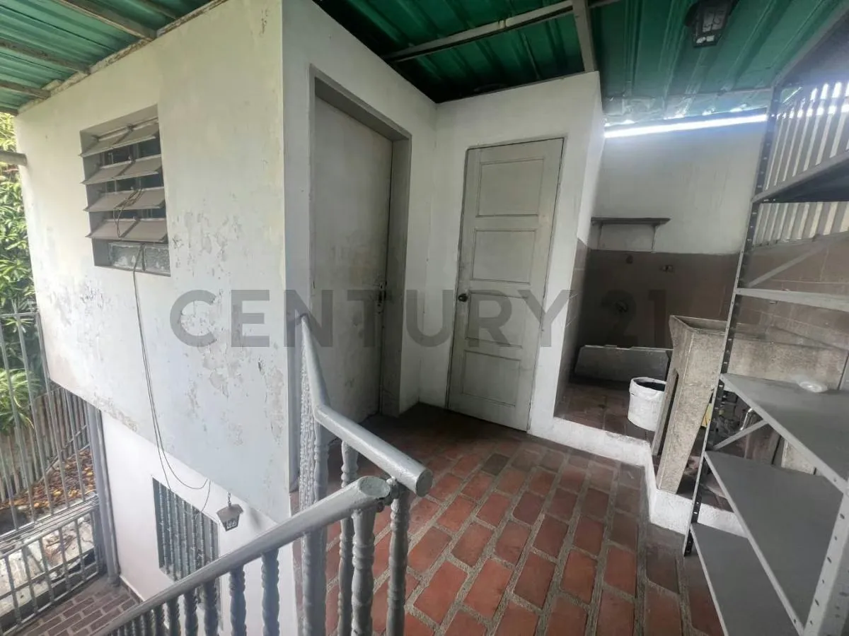 Casa comercial para instituto medico u oficinas en Los Rosales - 25
