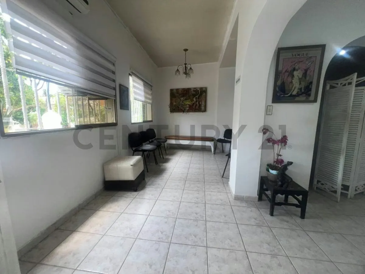 Casa comercial para instituto medico u oficinas en Los Rosales - 7
