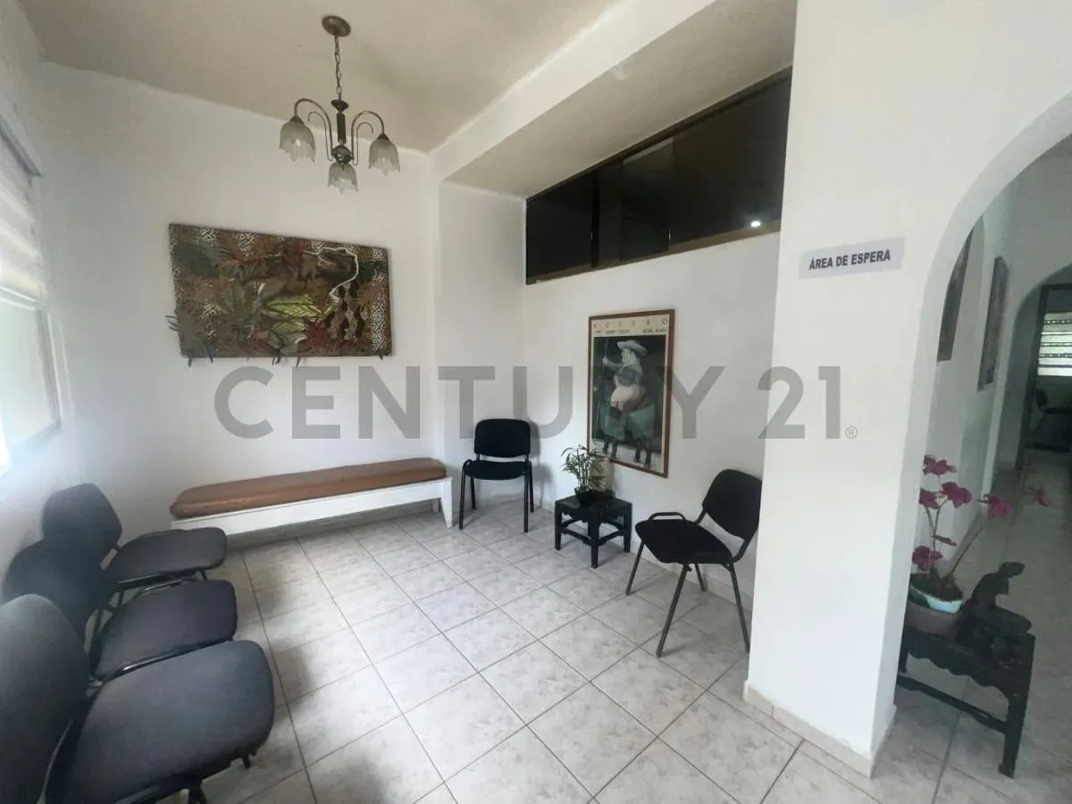 Casa comercial para instituto medico u oficinas en Los Rosales - 8