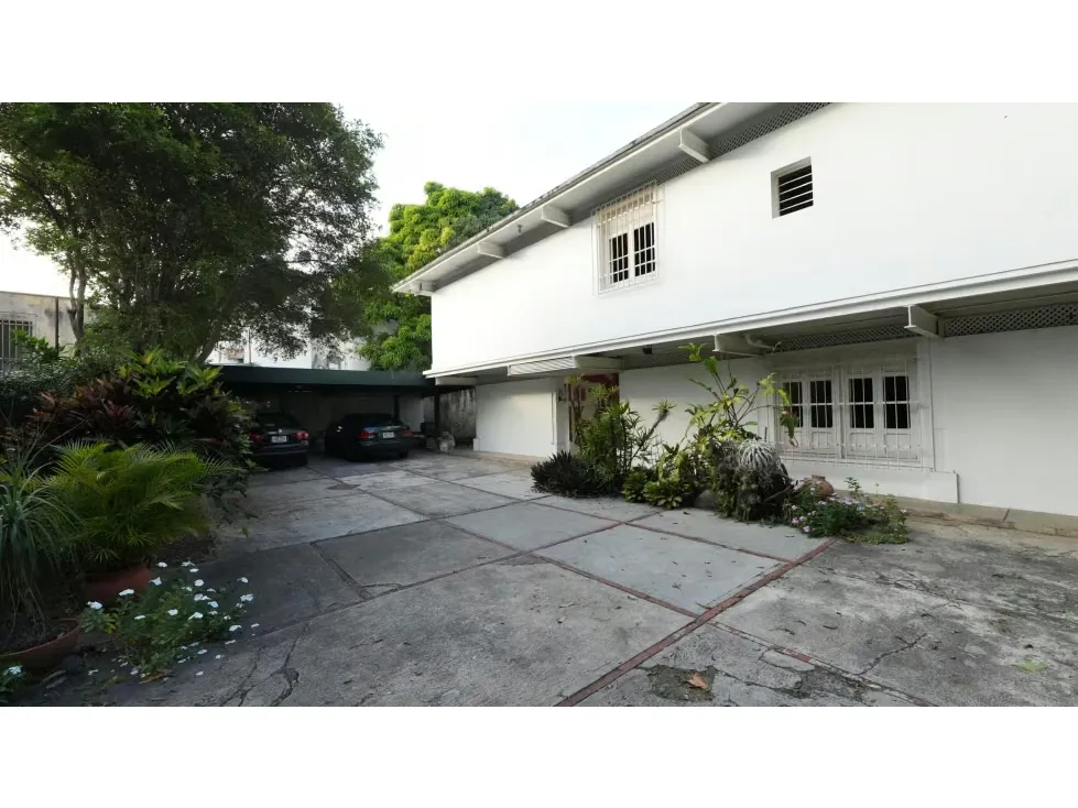 Casa amplia con piscina y jardín en Los Chorros
