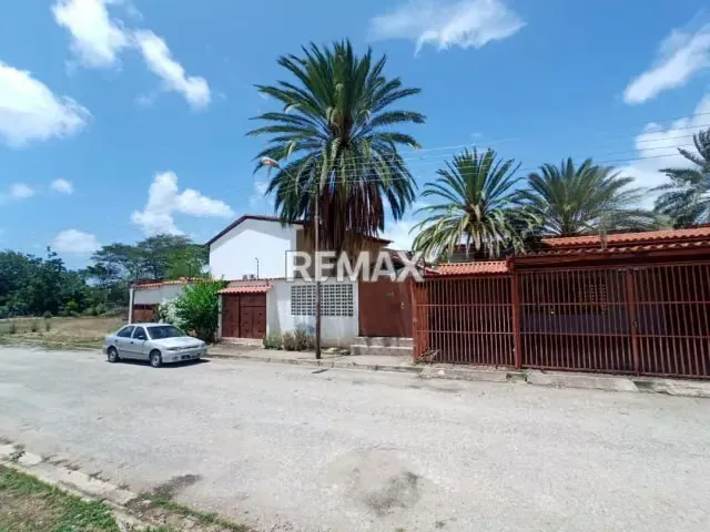 TOWNHOUSE CON ESTILO TRADICIONAL, EN JUAN GRIEGO, SECTOR LA LAGUNITA