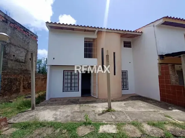 TOWNHOUSE CON ESTILO TRADICIONAL, EN JUAN GRIEGO, SECTOR LA LAGUNITA - 6