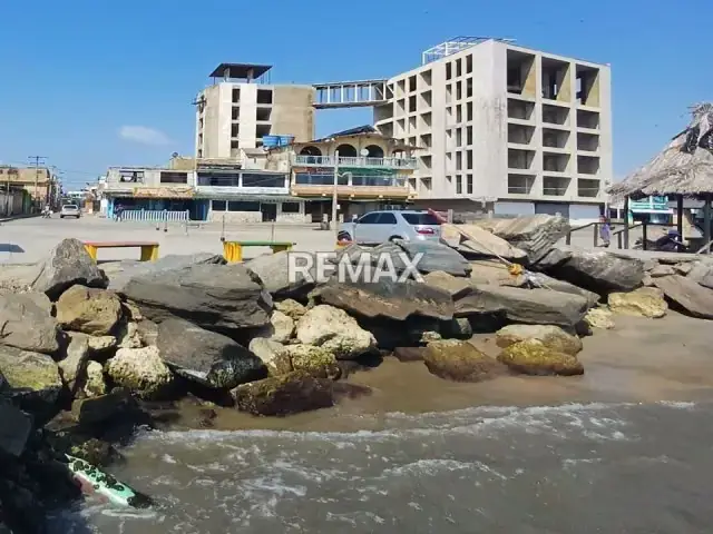 VENDE LOCAL COMERCIAL 56M2 FRENTE AL MALECON DE CHICHIRIVICHE FALCON