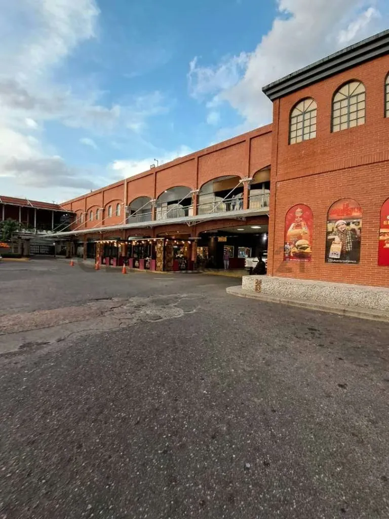 Ofrece Traspaso Maxi Pizza ubicado en la feria de comida del CC Anaco Center.. - 2