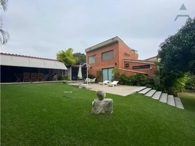 Se vende casa 2000m² 4h+s/4b+s/7e Cerro verde