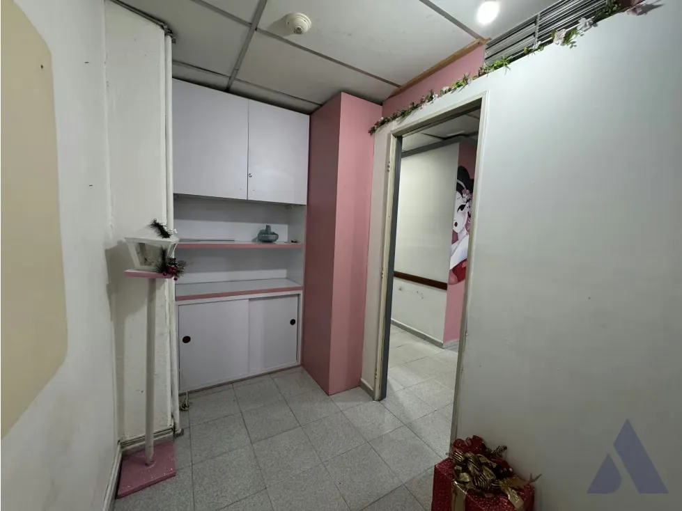 Alquilo local comercial 66m2 Centro Plaza Páez 2820 - 13