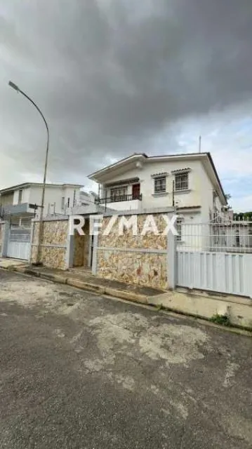 CÓMODA CASA EN CALLE CERRADA PREBO II