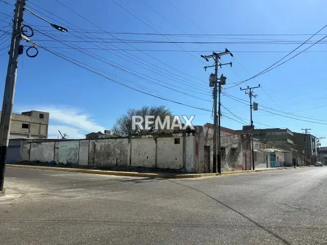 Parcela de 317m2 , ubicado en la calle comercio sector centro de Punto Fijo entre Brasil y Perú - 2