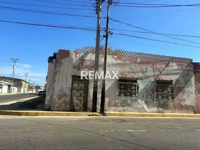 Parcela de 317m2 , ubicado en la calle comercio sector centro de Punto Fijo entre Brasil y Perú - 3