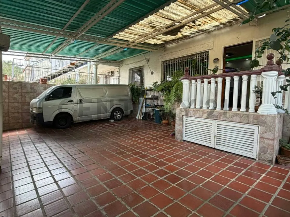 Casa en venta en Las Veredas de Coche · 273 m² · 5 hab · 4 puestos techados - 4