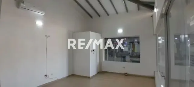 LOCAL COMERCIAL EN ALQUILER EN C.C. VIRGEN DEL VALLE - 4