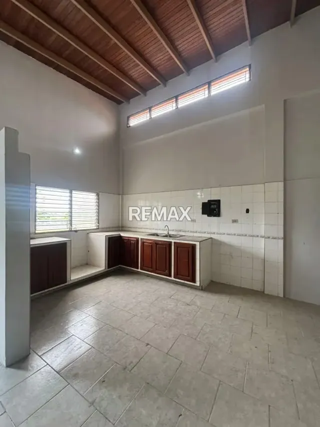 En Venta Edificio Comercial en una de las zonas más cotizadas del este de la ciudad a pocos metros del hotel Jirahara