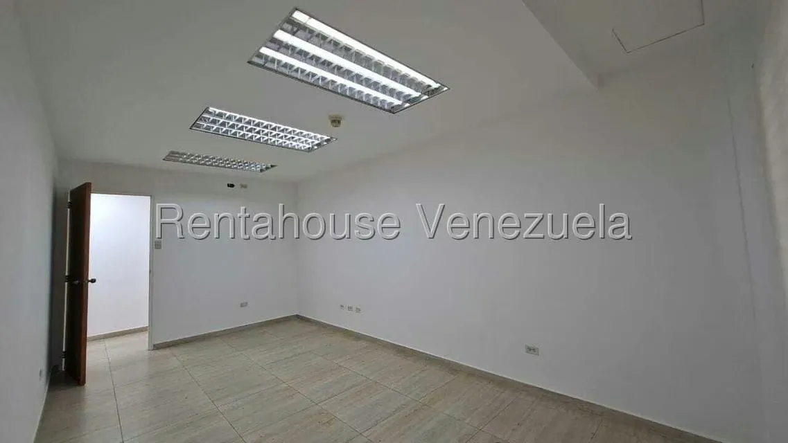 Oficina en Alquiler en Los Chaguaramos, Distrito Metropolitano - 8