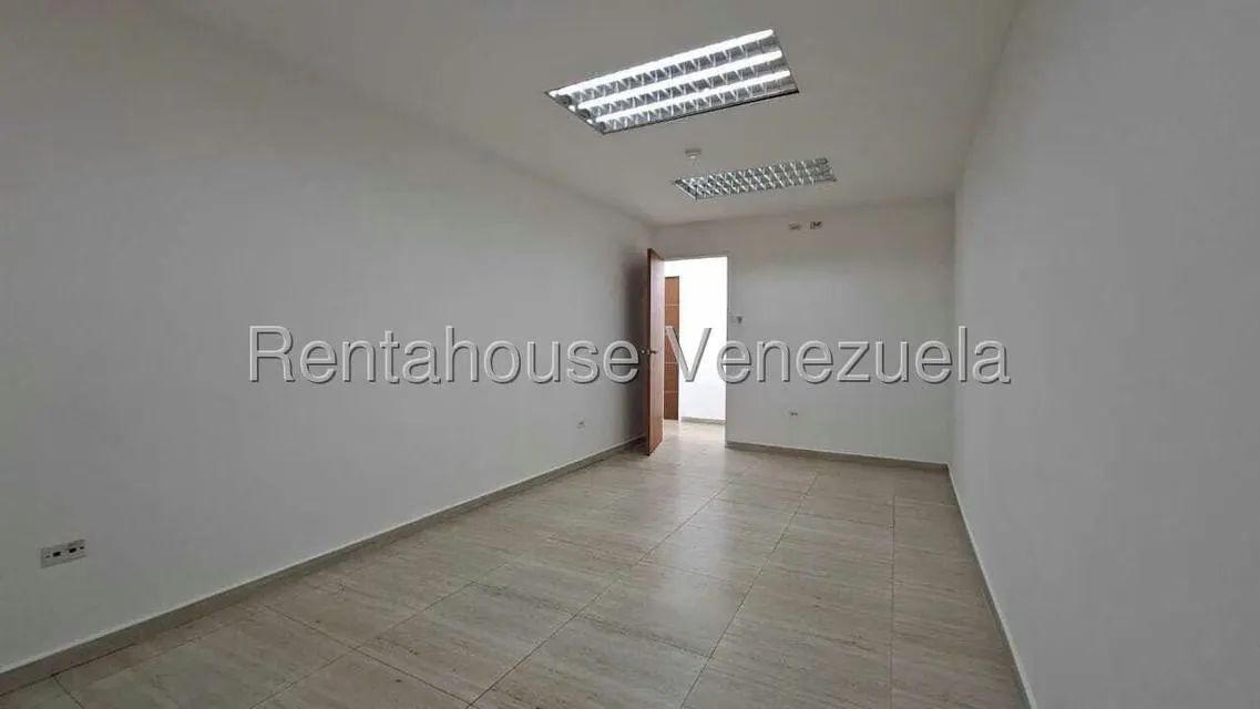 Oficina en Alquiler en Los Chaguaramos, Distrito Metropolitano - 9