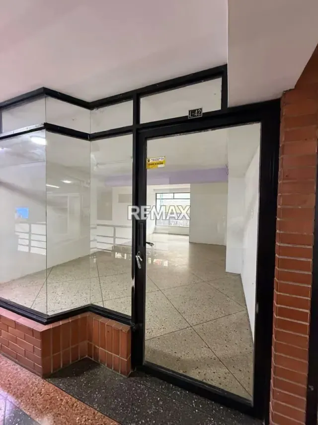 LOCAL COMERCIAL EN ALQUILER N 42 EN EL CENTRO COMERCIAL GUARAUNO - 2