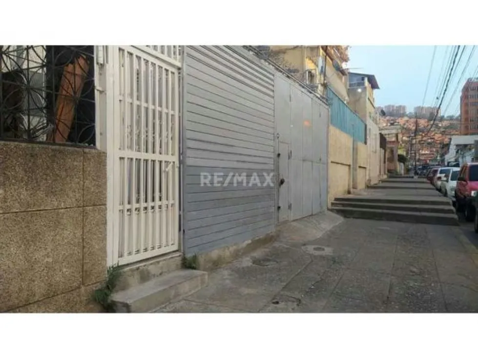 Venta de galpón en Catia 3000m2.