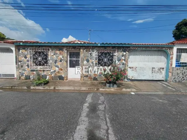 AMPLIA CASA EN URB LA MACAREÑA, EL MACARO TURMERO