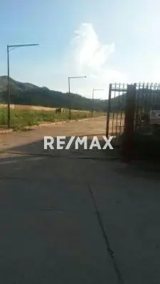 TERRENO IDEAL PARA SU NUEVA CASA EN LOMAS DEL COUNTRY
