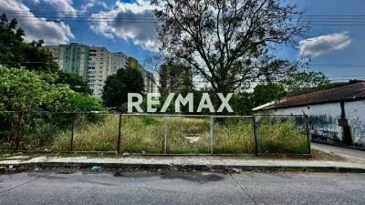 Se vende terreno comercial en Urb. Kerdell a media cuadra de la Av. Bolivar 1.400m2 - 2