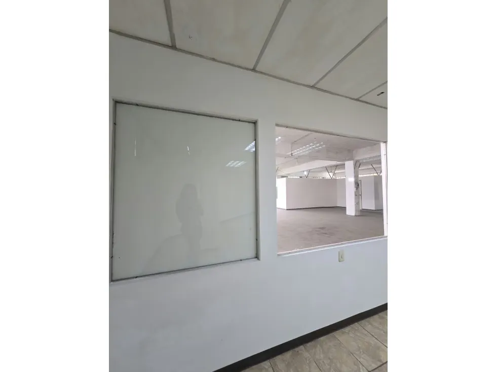 PISO INDUSTRIAL EN ALQUILER 377 M2- URB LEBRUN - 3