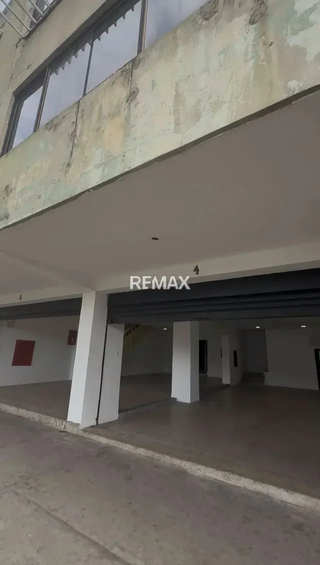 Alquiler de Local Comercial en Plena Av Lara de 350m2