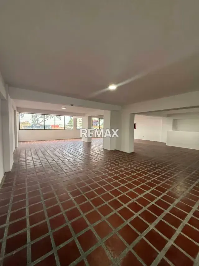 Alquiler de Local Comercial en Plena Av Lara de 350m2 - 2
