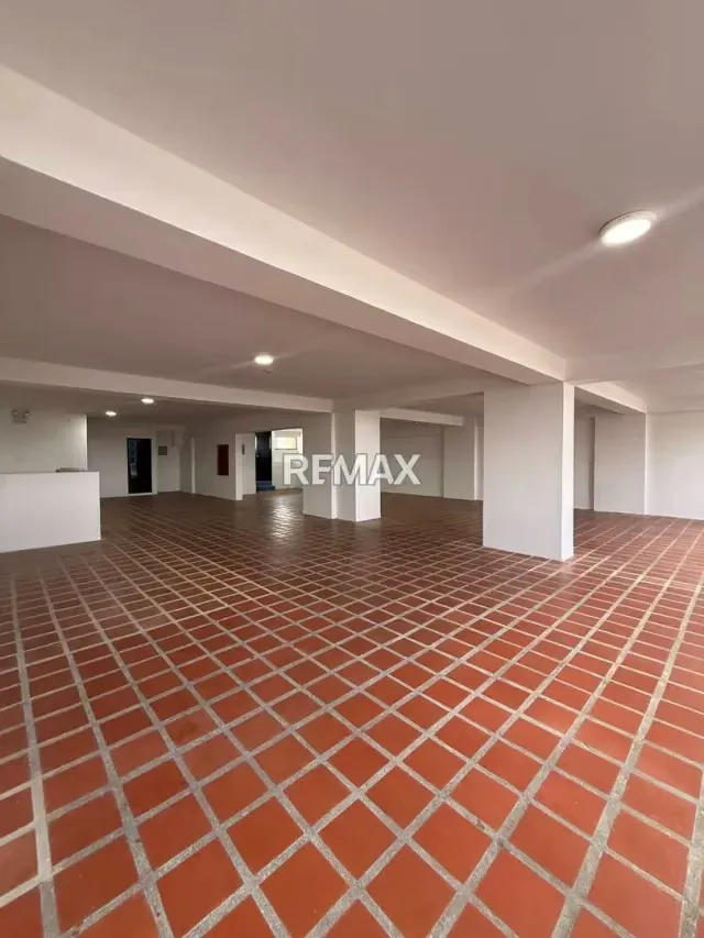 Alquiler de Local Comercial en Plena Av Lara de 350m2 - 3